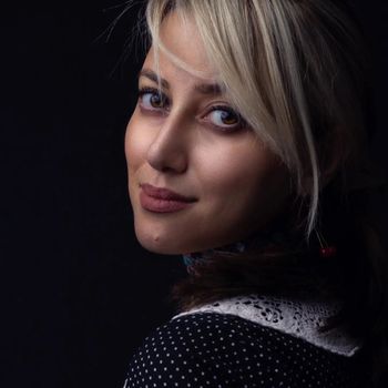  عکس پروفایل اینستاگرام عاطفه فتوحی / atefefotouhi
