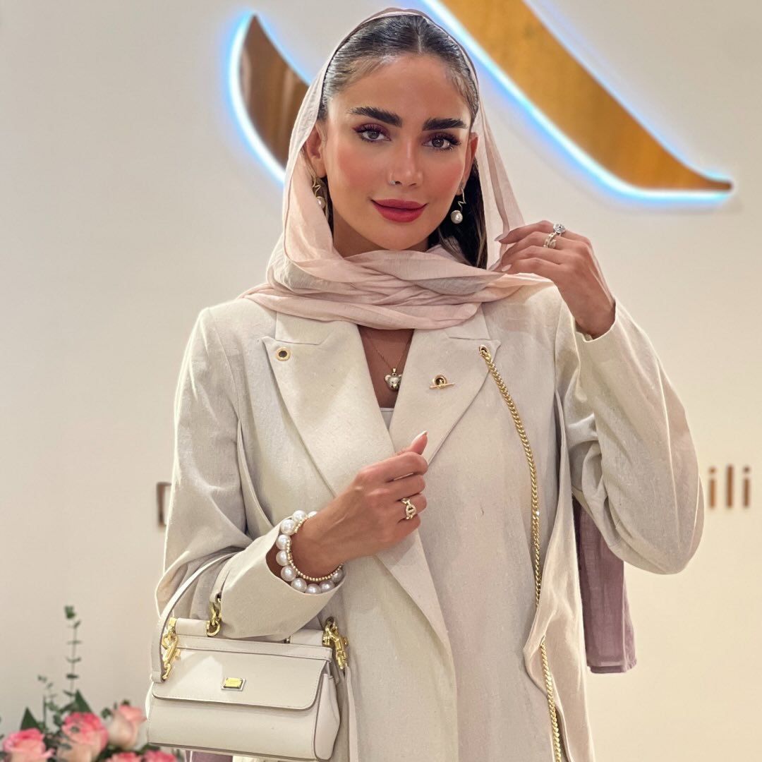  عکس پروفایل اینستاگرام مونا باقر قلیچی / monaghelich1